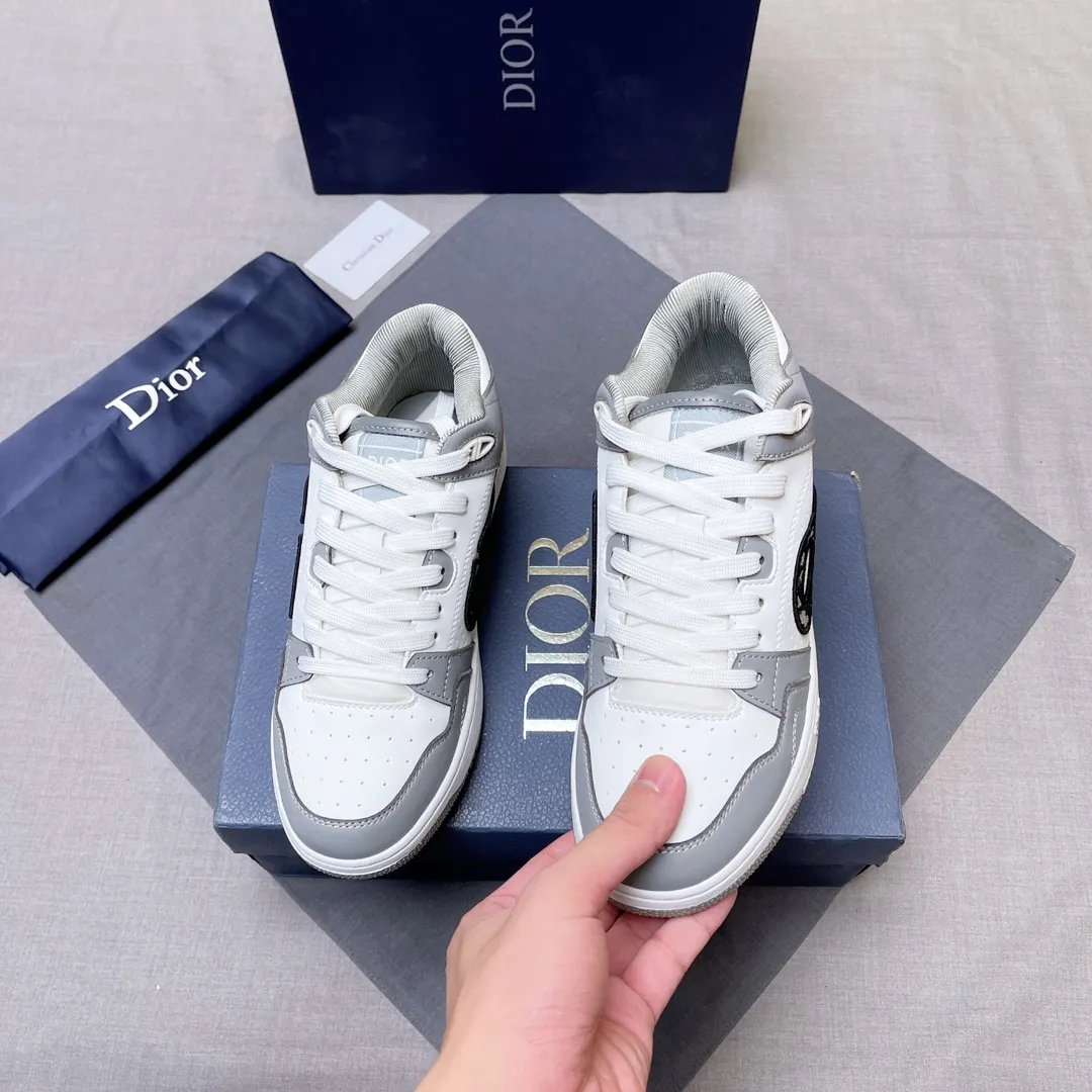 P420 Dior B57 low-top sneakers 2024 spring men's series new product launch [Celebrate][Celebrate][Celebrate], reinterpret the basketball shoe design and become Dior's classic item [strong][strong][strong], carefully crafted in black and cream white smooth cowhide, with beige suede, and the leather CD logo is displayed on the side Zhi, the tongue, sole and back side are decorated with various distinctive details to enhance the style[666][666], while the eyelet details, topstitching and rubber panels highlight the dynamic charm of its athletic style[strong][strong][strong]. It has a two-color rubber sole, which can be matched with various clothing to create a refined look. Size: 38 to 45 No. 067